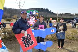 凧と一緒に写る大人たち